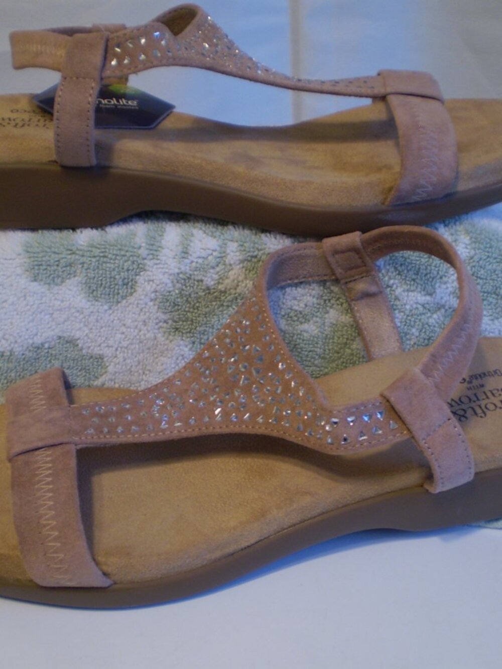 nwt CROFT&BARROW ORTHOLITE BEIGE BEJEWELED SANDALS SZ 9M